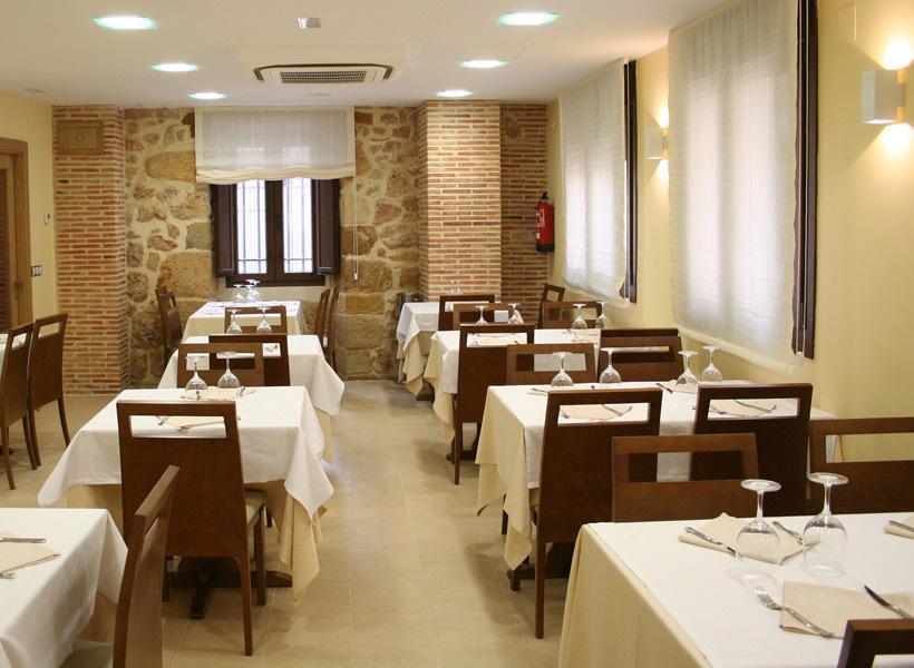 Hostal Restaurante La Muralla Oña Екстериор снимка