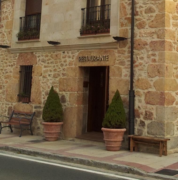 Hostal Restaurante La Muralla Oña Екстериор снимка