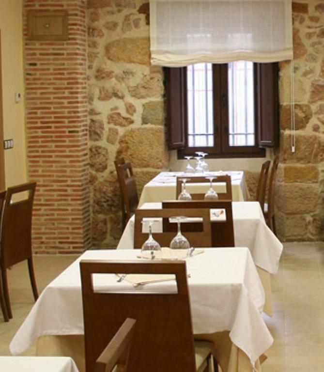 Hostal Restaurante La Muralla Oña Екстериор снимка